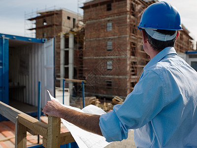 建筑工地婦女測量圖